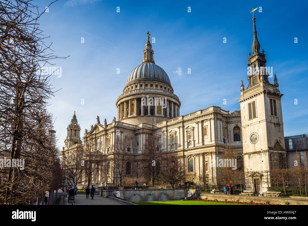 London, England - die berühmte St. Paul Kathedrale, eine anglikanische Kathedrale, der Sitz des Bischofs von London an einem sonnigen Frühlingstag mit blauem Himmel Stockfoto