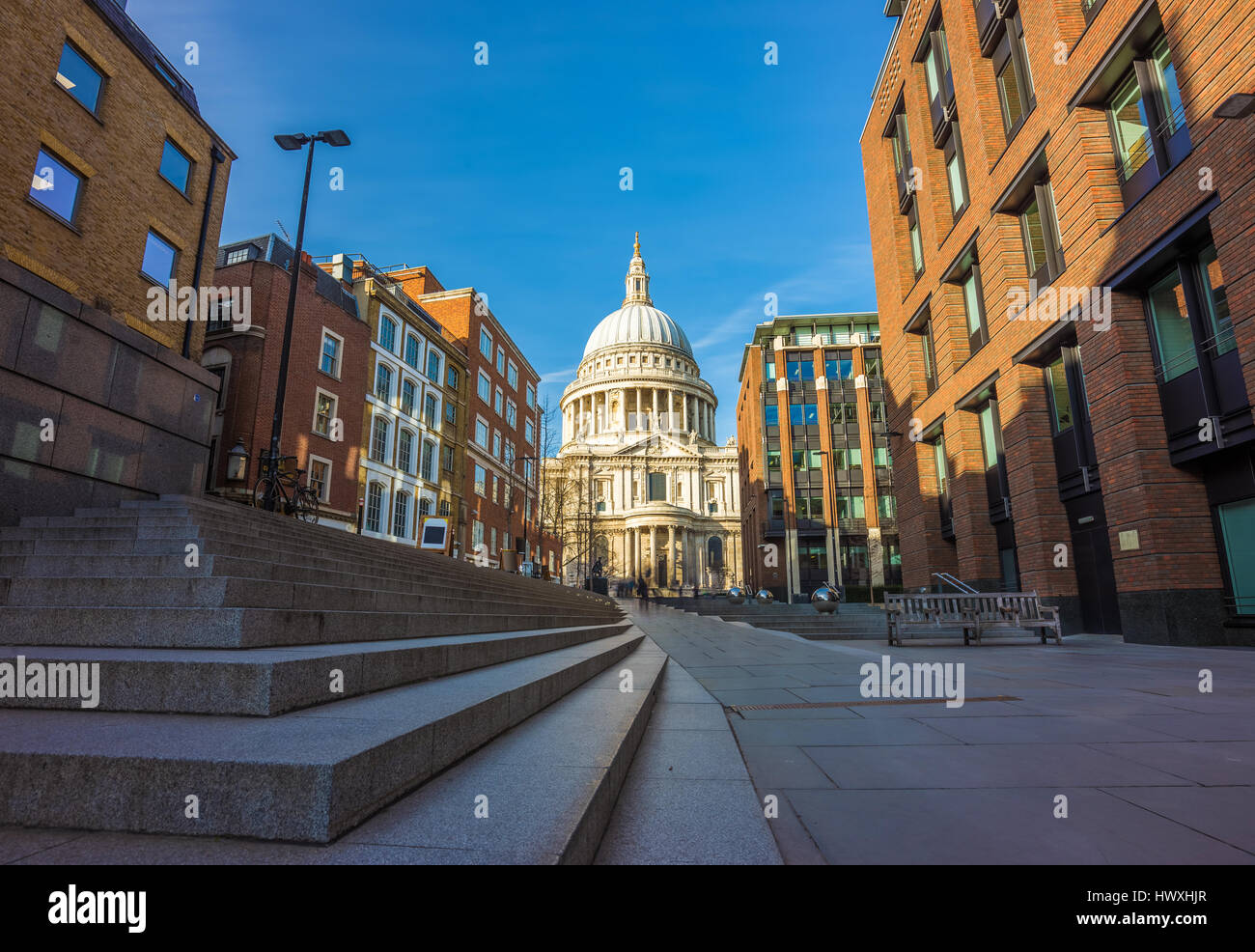London, England - die berühmte St. Paul Kathedrale, eine anglikanische Kathedrale, dem Sitz des Bischofs von London an einem sonnigen Frühlingstag mit blauen Himmel und stai Stockfoto