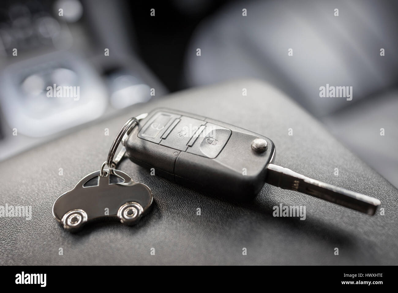 Form Schlüsselanhänger und Fernbedienung Autoschlüssel im Fahrzeuginnenraum Stockfoto