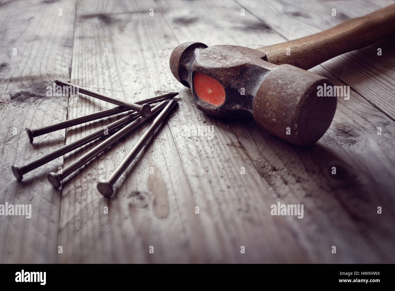 Hammer und Nägel auf Dielenböden Konzept für Bau, diy, Werkzeuge und home improvement Stockfoto