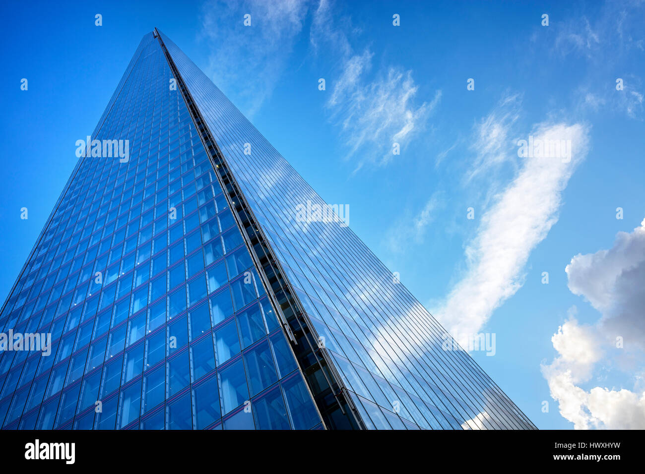 Der Shard London UK niedrigen Winkel Ansicht bis Wolkengebilde Stockfoto