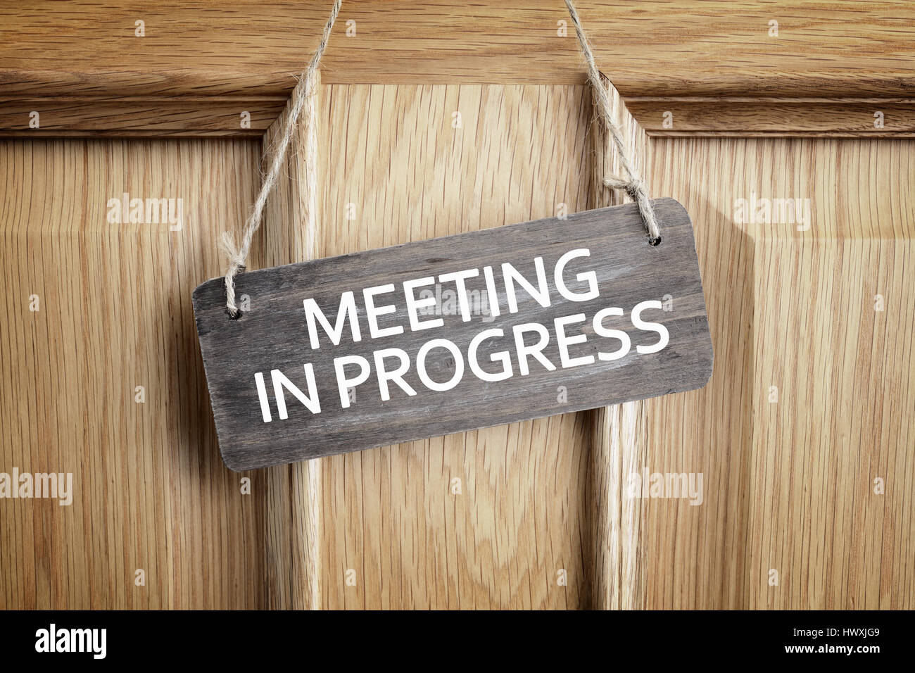 Treffen in Fortschritt Schild an der Tür Bürokonzept für Geschäftstreffen Team Personal-Strategie Stockfoto