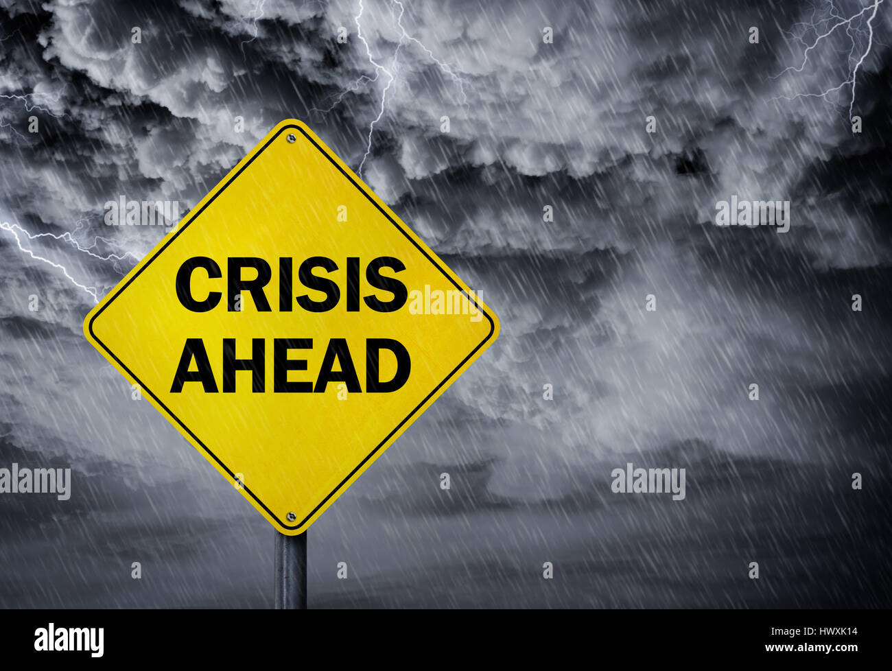 Krise vor Zeichen in einem Regen Sturm Konzept für finanzielle Probleme, Risiken und wirtschaftlichen depression Stockfoto