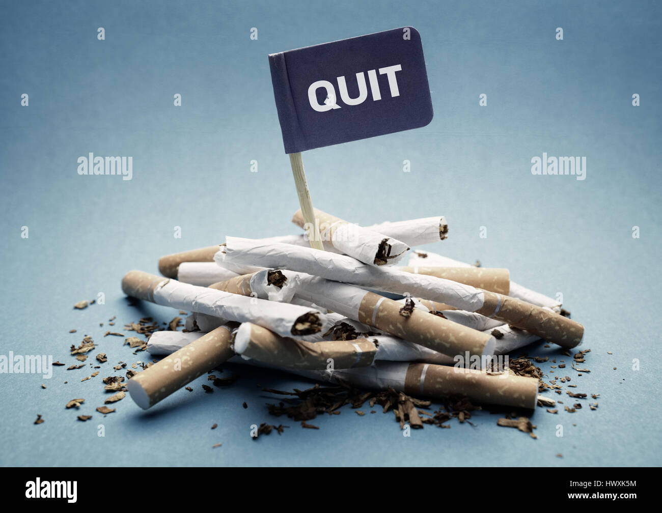 Beenden Sie oder aufhören Sie rauchen Konzept Haufen von beschädigten Zigaretten mit Schild Stockfoto