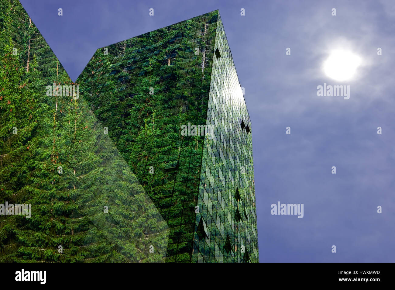 Grün, erneuerbare Energie in der Stadt: moderne Gebäude mit Fichtenwald bedeckt. Nachhaltige Energie, Umweltverschmutzung und Urbanität Konzept mit Textfreiraum. Stockfoto