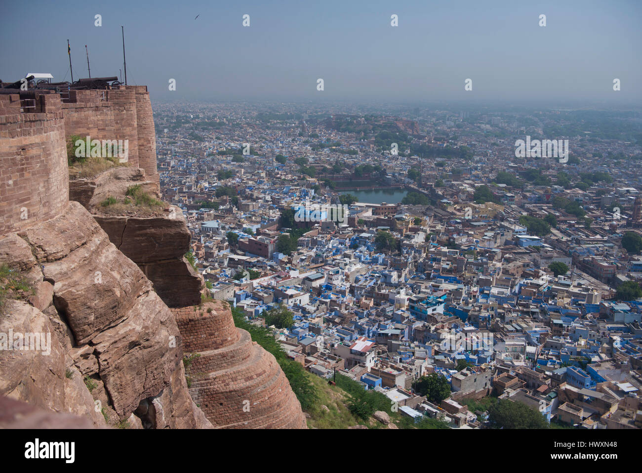 Die bunte Szenerie von den Wänden des Meharangarh Fort. Die Stadt Jodhpur in Rajasthan, auch genannt die blaue Stadt für die Farbe der Häuser. Stockfoto