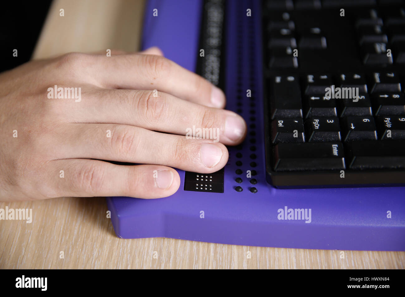 Blinder mit Computer mit Computer Braillezeile und eine Computer-Tastatur. Hilfe Blindheit, Sehbehinderung, unabhängige Lebenskonzept. Stockfoto