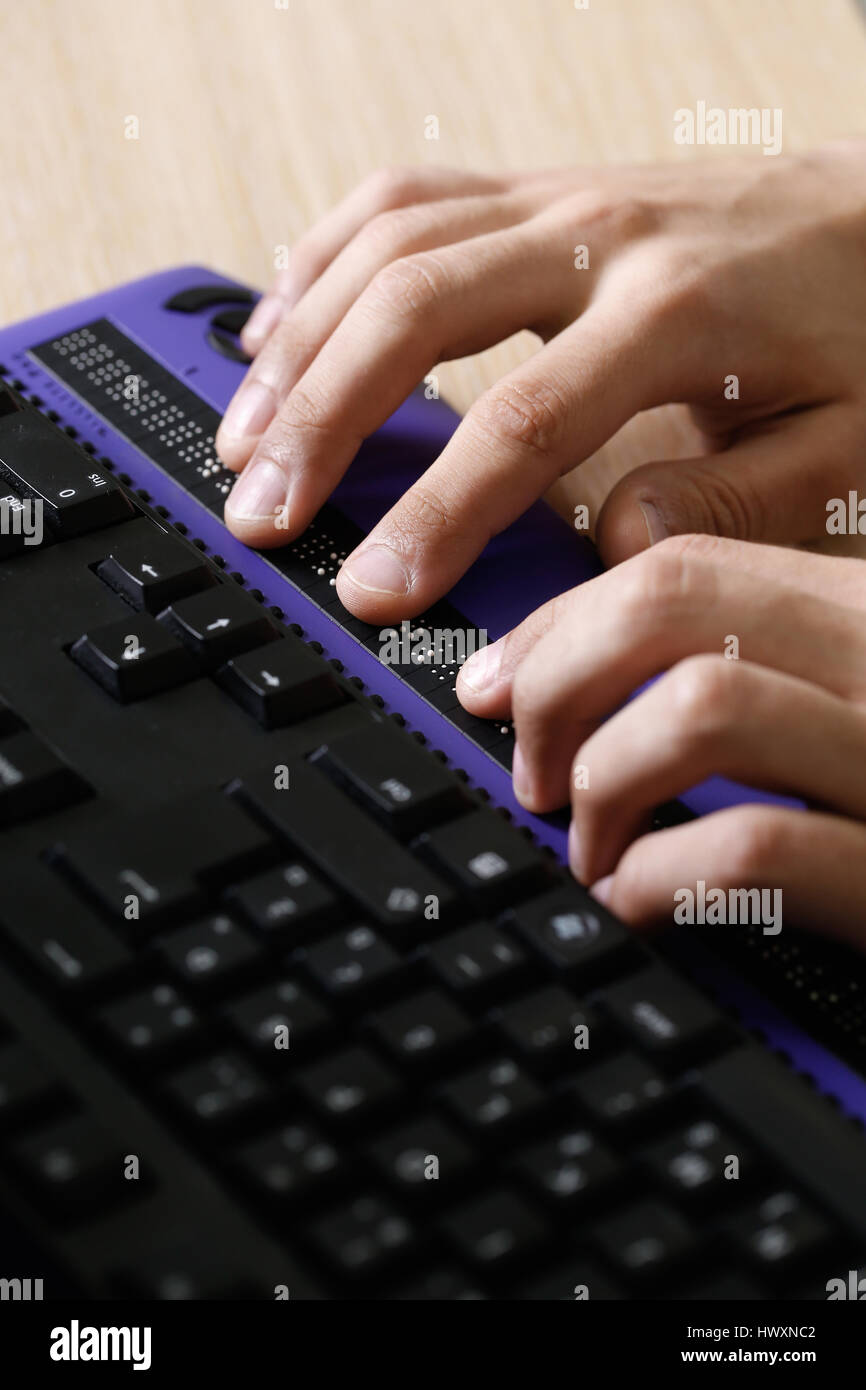 Blinder mit Computer mit Computer Braillezeile und eine Computer-Tastatur. Hilfe Blindheit, Sehbehinderung, unabhängige Lebenskonzept. Stockfoto