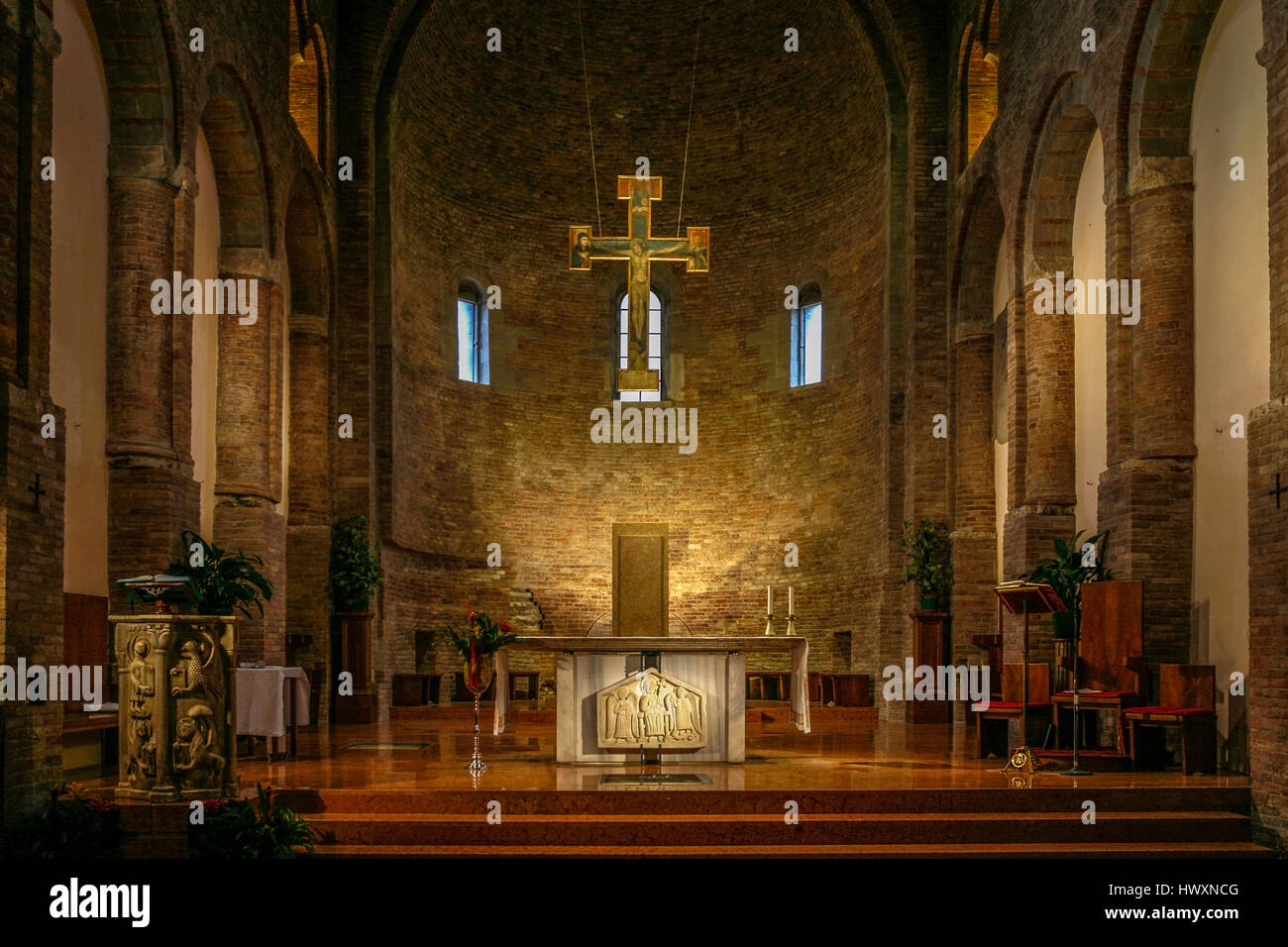 Italien-Emilia-Romagna-Sarsina: Co-Cathedral Pfarrkirche Santa Maira Annunziata: Innenraum mit Altar Stockfoto