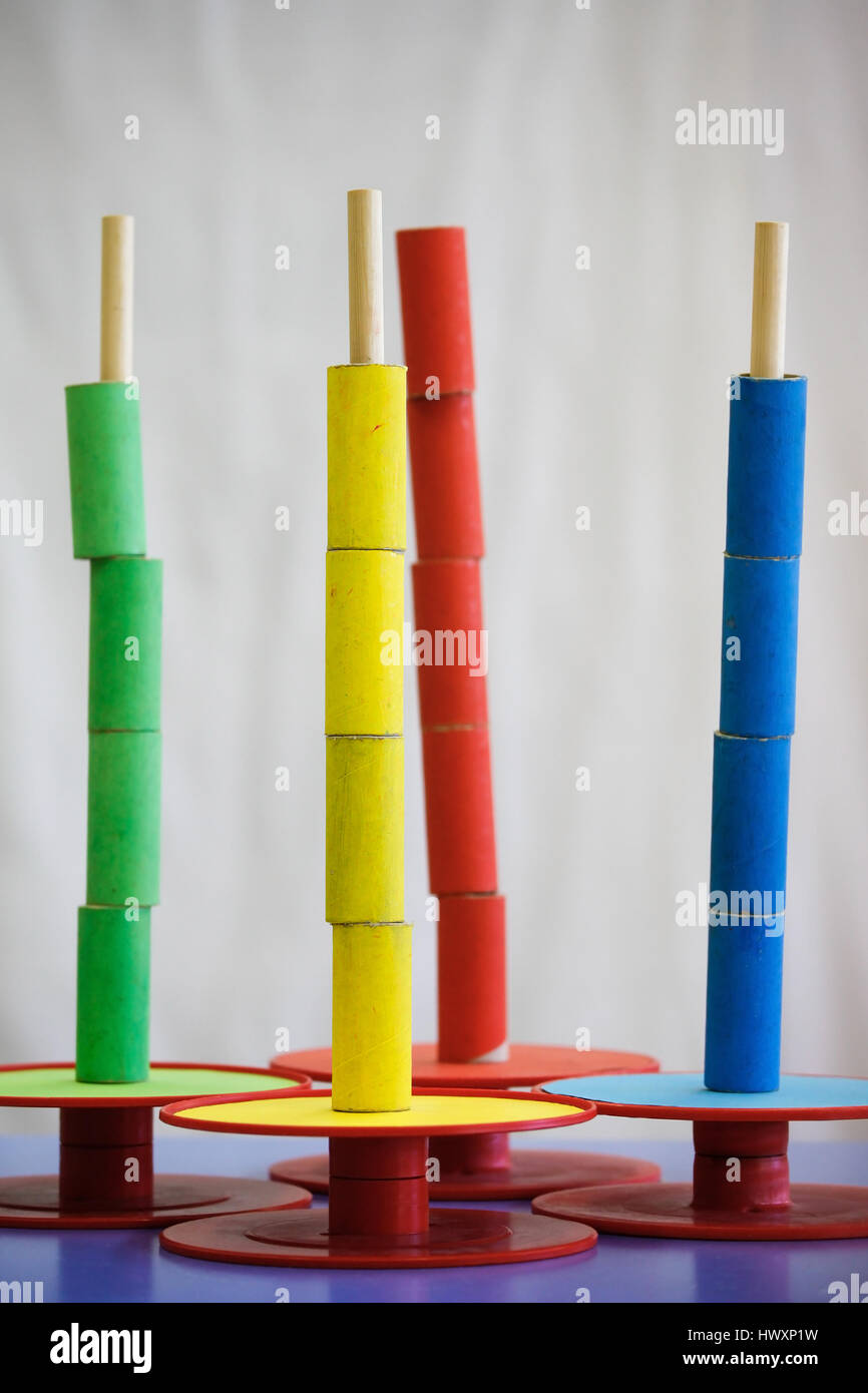 Hausgemachte, do it yourself Lernspielzeug, anordnen und Sortieren von Farben. Lernen durch Erfahrung Konzept, Intelligenz-Entwicklung, pädagogische ap Stockfoto
