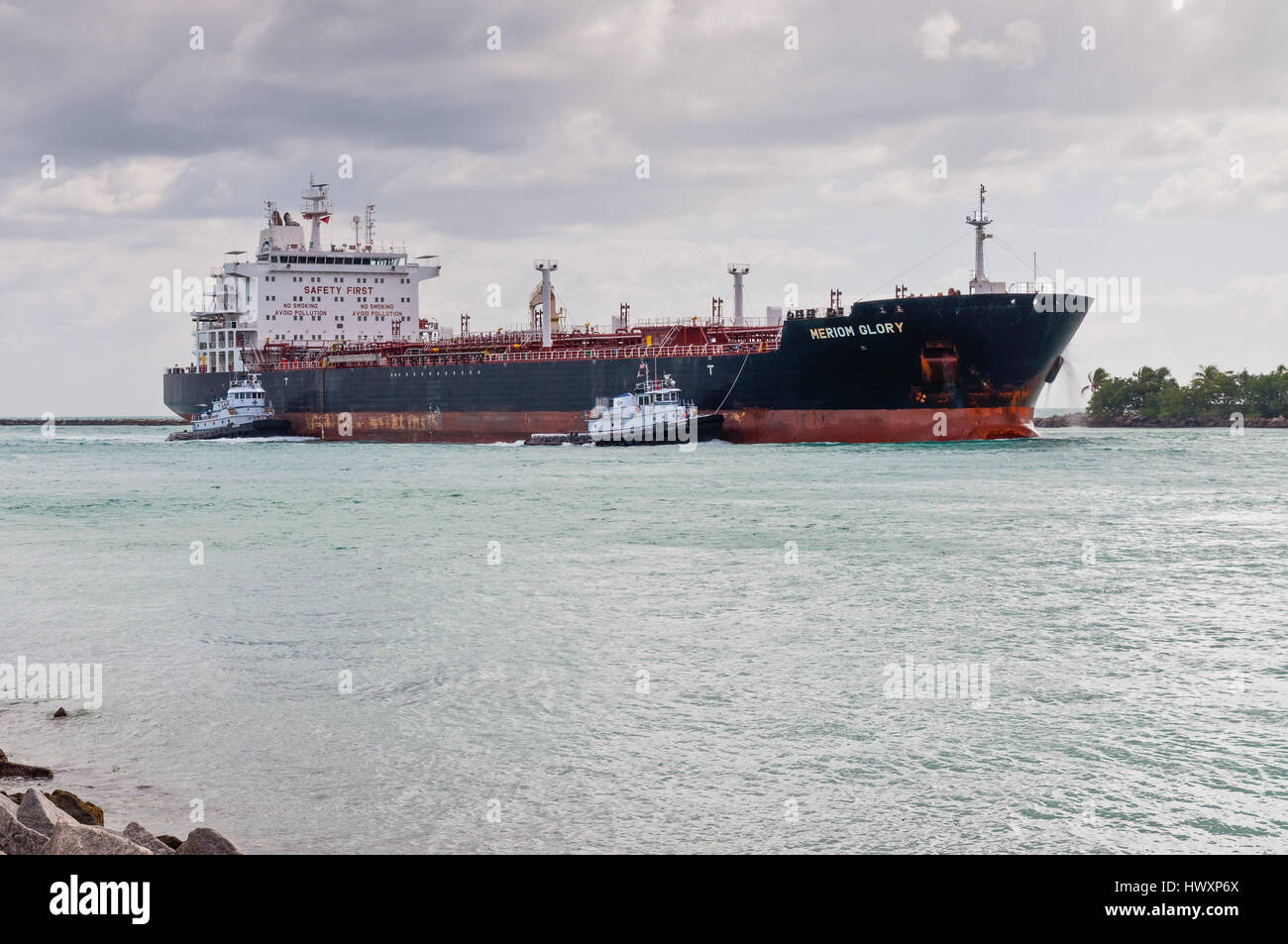 Miami, USA - 25. November 2011: Produkte Tanker Meriom Herrlichkeit (Name bis 2013 Mar, Marlin Glory jetzt) nähert sich dem Hafen von Miami, Florida im November Stockfoto