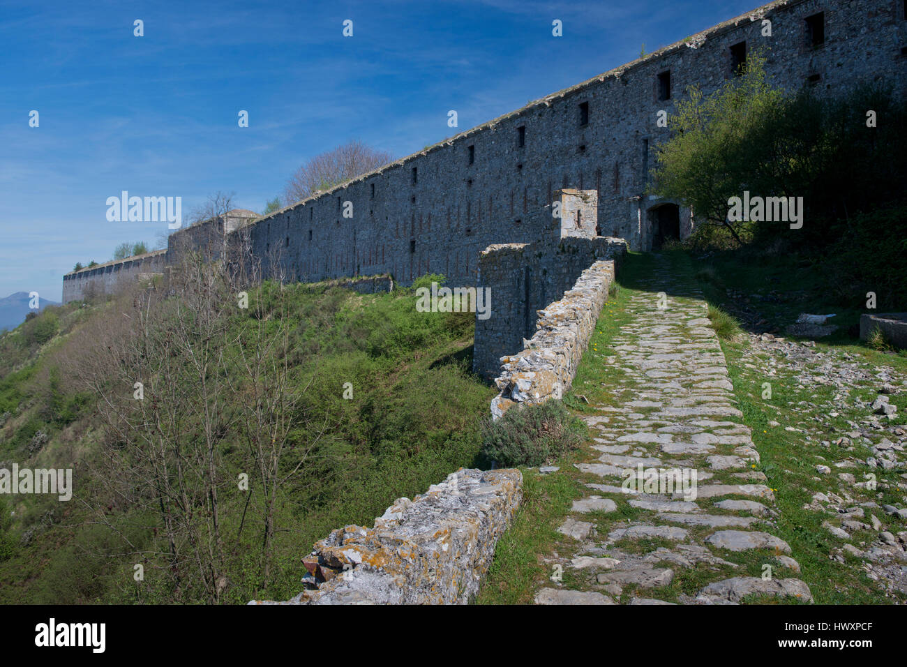 Forte Ratti, große Festung auf dem Hügel von Genua, gebaut im 18. Jahrhundert. Stockfoto