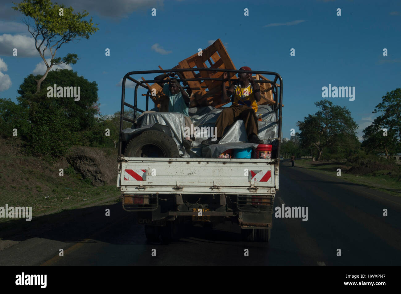 Möbel transportiert auf einem offenen LKW, Moshi, Kilimanjaro Region, Tansania Stockfoto