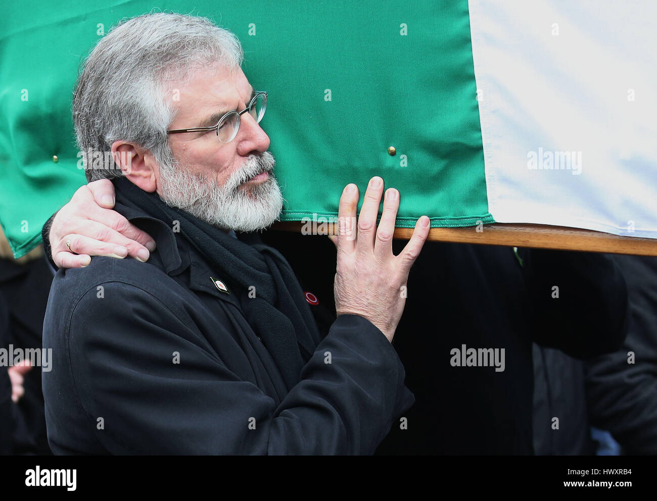 Gerry Adams trägt den Sarg während der Trauerzug Nordirlands ehemalige stellvertretende erste Minister und Ex-IRA Kommandanten Martin McGuinness, vor seiner Beerdigung am St. Columba Kirche lange Turm in Londonderry. Stockfoto