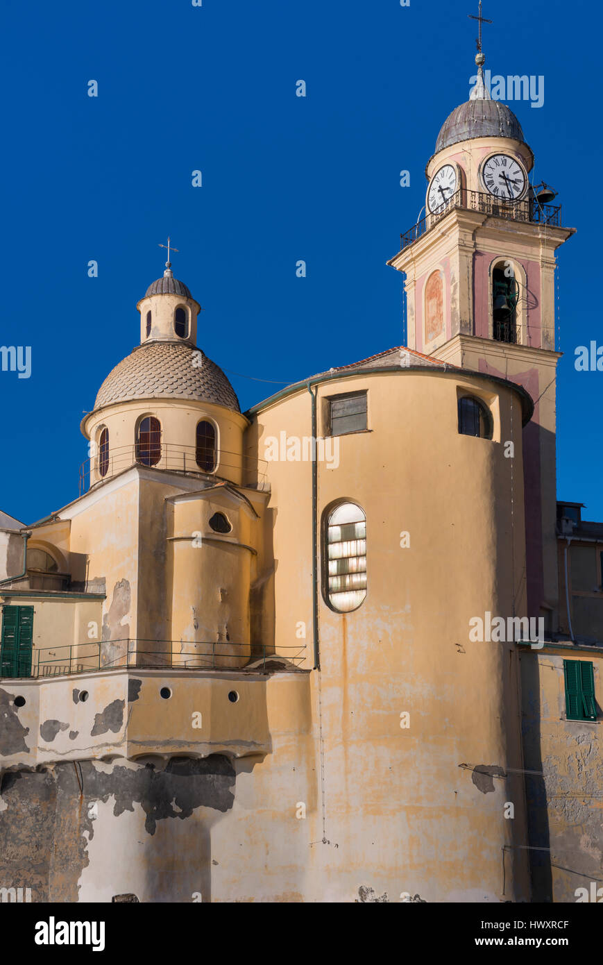 Die barocke Basilika von Santa Maria Assunta, befindet sich direkt am Ligurischen Meer in Camogli. Stockfoto