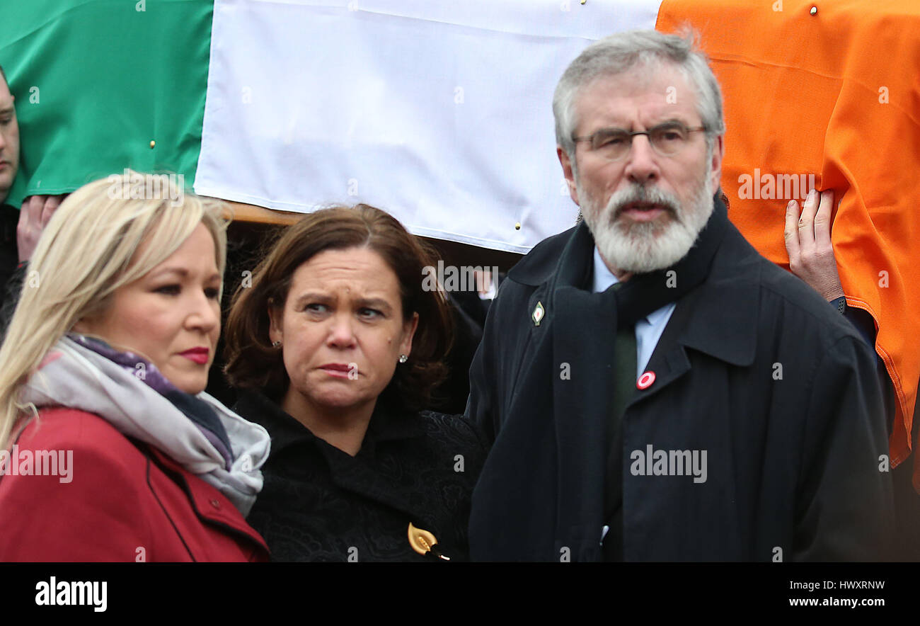 Sinn Féin Michelle O'Neill (links) Mary Lou McDonald (Mitte) und Gerry Adams (rechts) während der Trauerzug Nordirlands ehemalige stellvertretende erste Minister und Ex-IRA Kommandanten Martin McGuinness, vor seiner Beerdigung am St. Columba Kirche lange Turm in Londonderry. Stockfoto