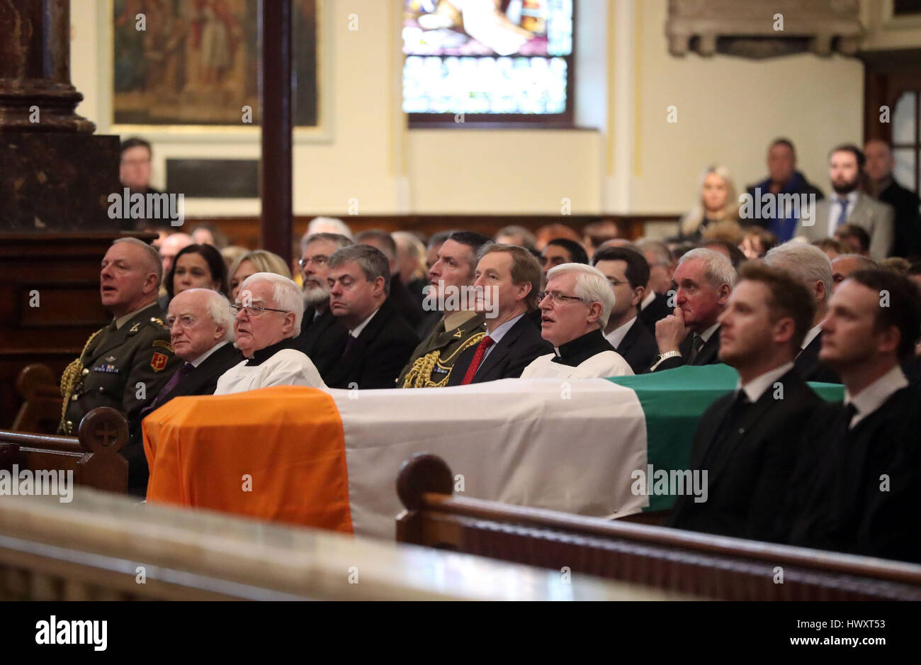 Die Beerdigung von Nordirland die ehemalige stellvertretende erste Minister und Ex-IRA Kommandant Martin McGuinness findet im St. Columba lange Kirchturm, in Londonderry. Stockfoto