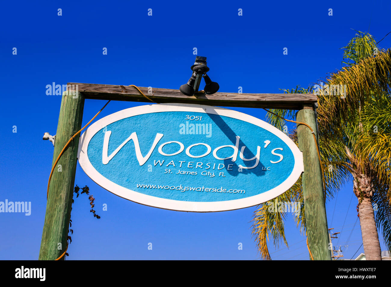 Woodys Waterfront Restaurant overhead Schild am St. James City auf Pine Island FL Stockfoto