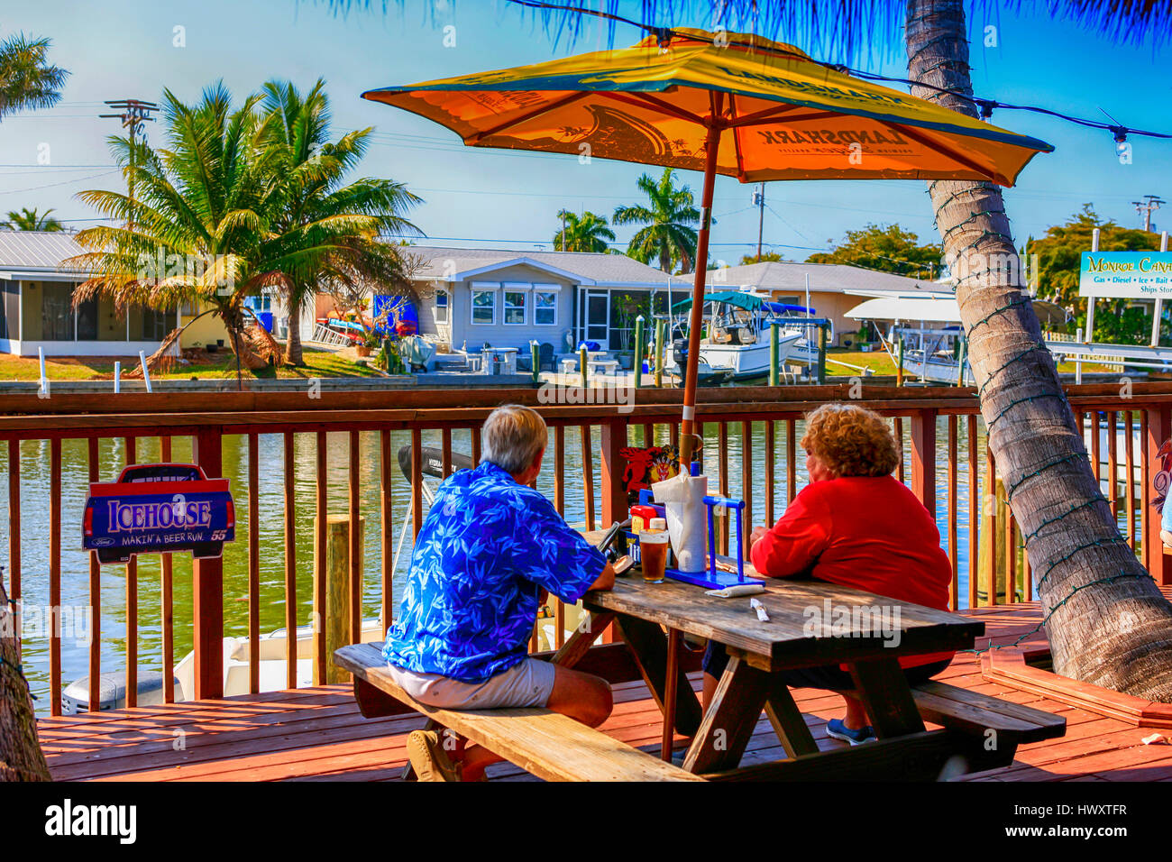 Leute sitzen draußen im Woodys Menschen, American Diner, Waterfront Restaurant im St. James City auf Pine Island FL Stockfoto