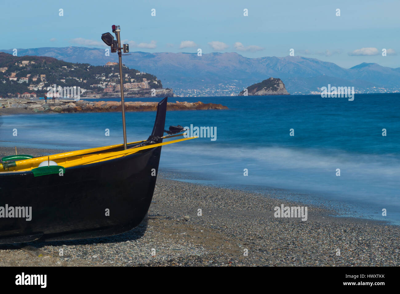 Schwarze Boot auf den Strand von Noli an der Riviera Ligure, Italien Stockfoto