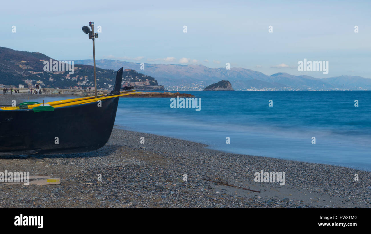 Schwarze Boot auf den Strand von Noli an der Riviera Ligure, Italien Stockfoto