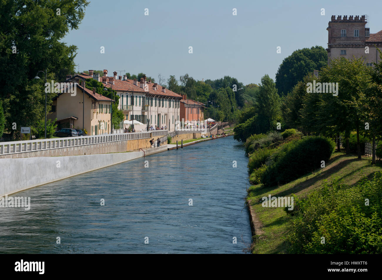 Paläste am Flussufer des Naviglio Grande in der Nähe von Robecco Sul Naviglio, Italien Stockfoto