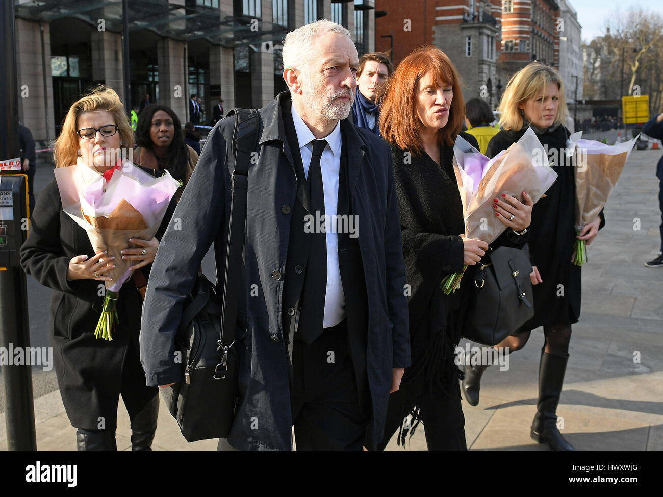 Labour-Partei Führer Jeremy Corbyn macht seinen Weg, legen Blumen an der Westminster Bridge in der Nähe der Houses of Parliament in London, nach einem Angriff, bei dem drei Menschen getötet wurden, wenn ein Messer schwingende Angreifer, genannt als Khalid Masud, ein Auto durchgingen Fußgänger auf Westminster Bridge, vor dem Sturm auf der parlamentarischen Estate, wo er erschossen wurde. Stockfoto