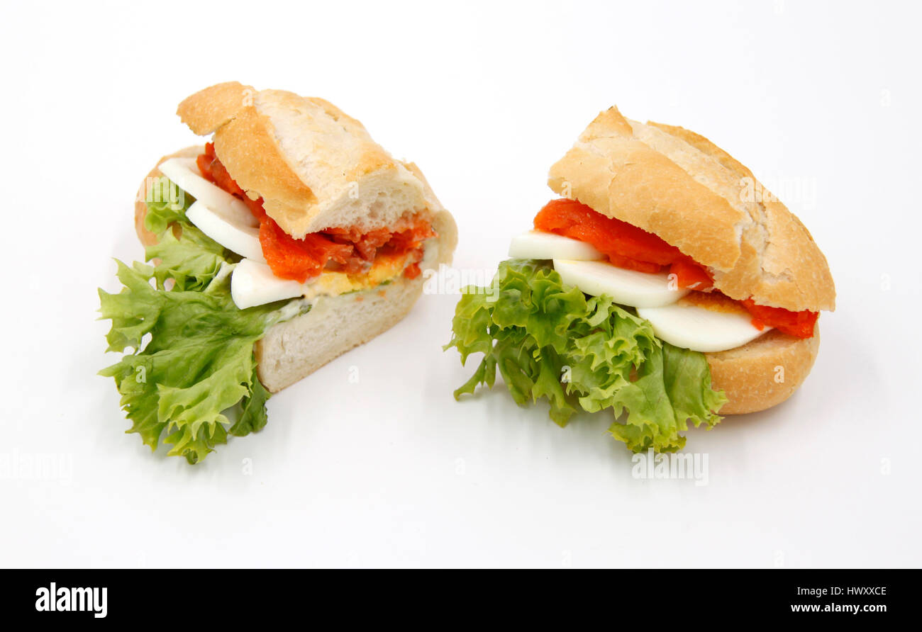 Lachs Ei Eiern Salat Brötchen / Baguette - Snack Fingerfood Ciabatta - Seafood Sandwich - Scheiben halb - isolierten weißen Hintergrund Stockfoto