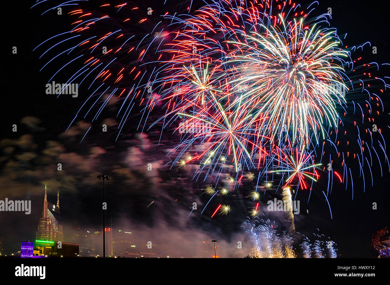 Feuerwerk über der Innenstadt von Nashville, Tennessee Stockfoto