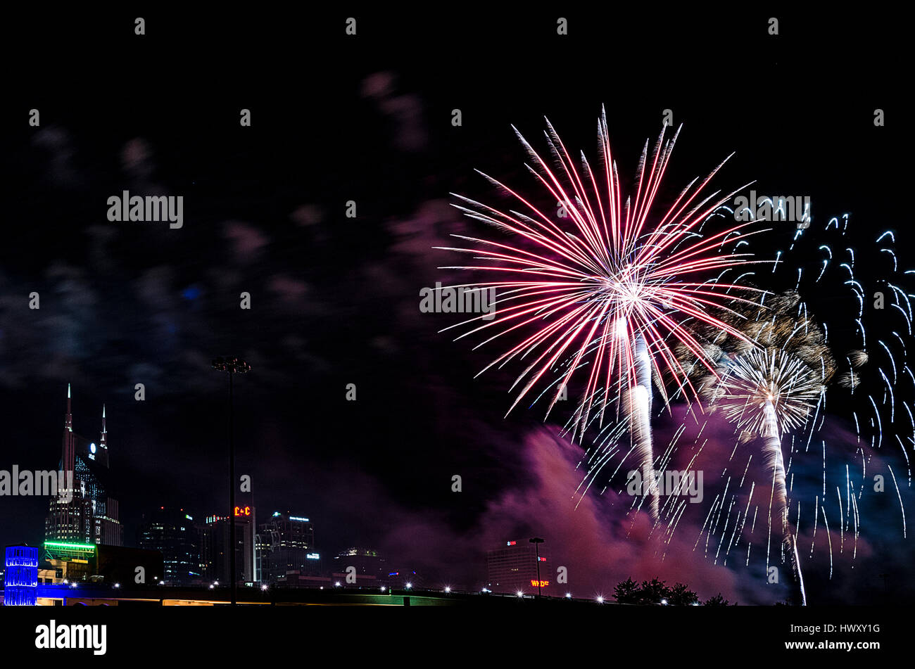 Feuerwerk über der Innenstadt von Nashville, Tennessee Stockfoto