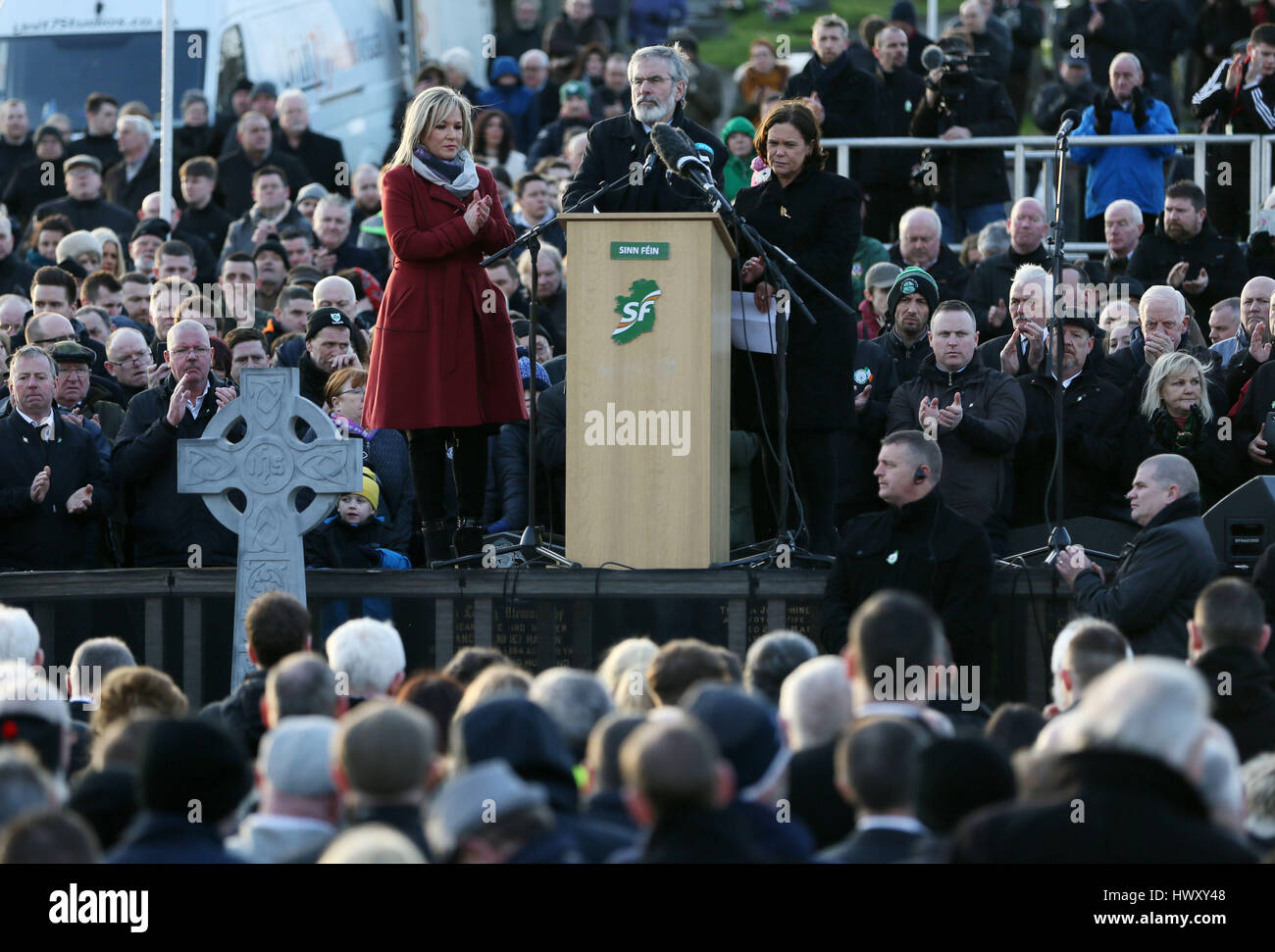 (links nach rechts) Sinn Féin Michelle O'Neill, Gerry Adams und Mary Lou McDonald sprechen am Friedhof in Londonderry Derry City nach der Trauerfeier der ehemalige stellvertretende erste Minister und Ex-IRA Kommandant Martin McGuinness Nordirlands. Stockfoto