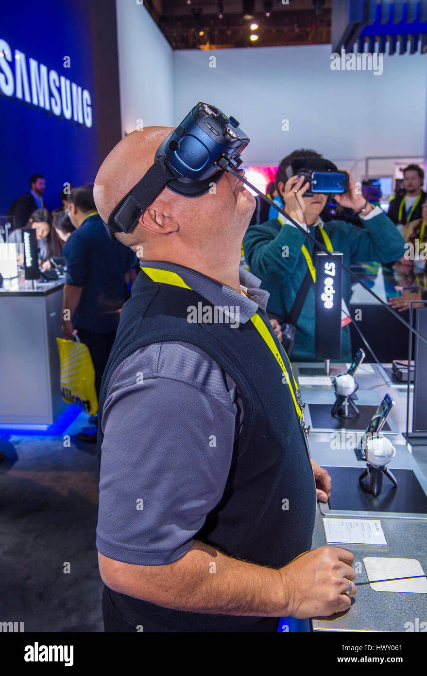 LAS VEGAS - JAN 08: Virtual Reality Demonstration auf der Samsung-Stand auf der CES in Las Vegas statt, am 8. Januar 2017, CES ist die weltweit führende Stockfoto