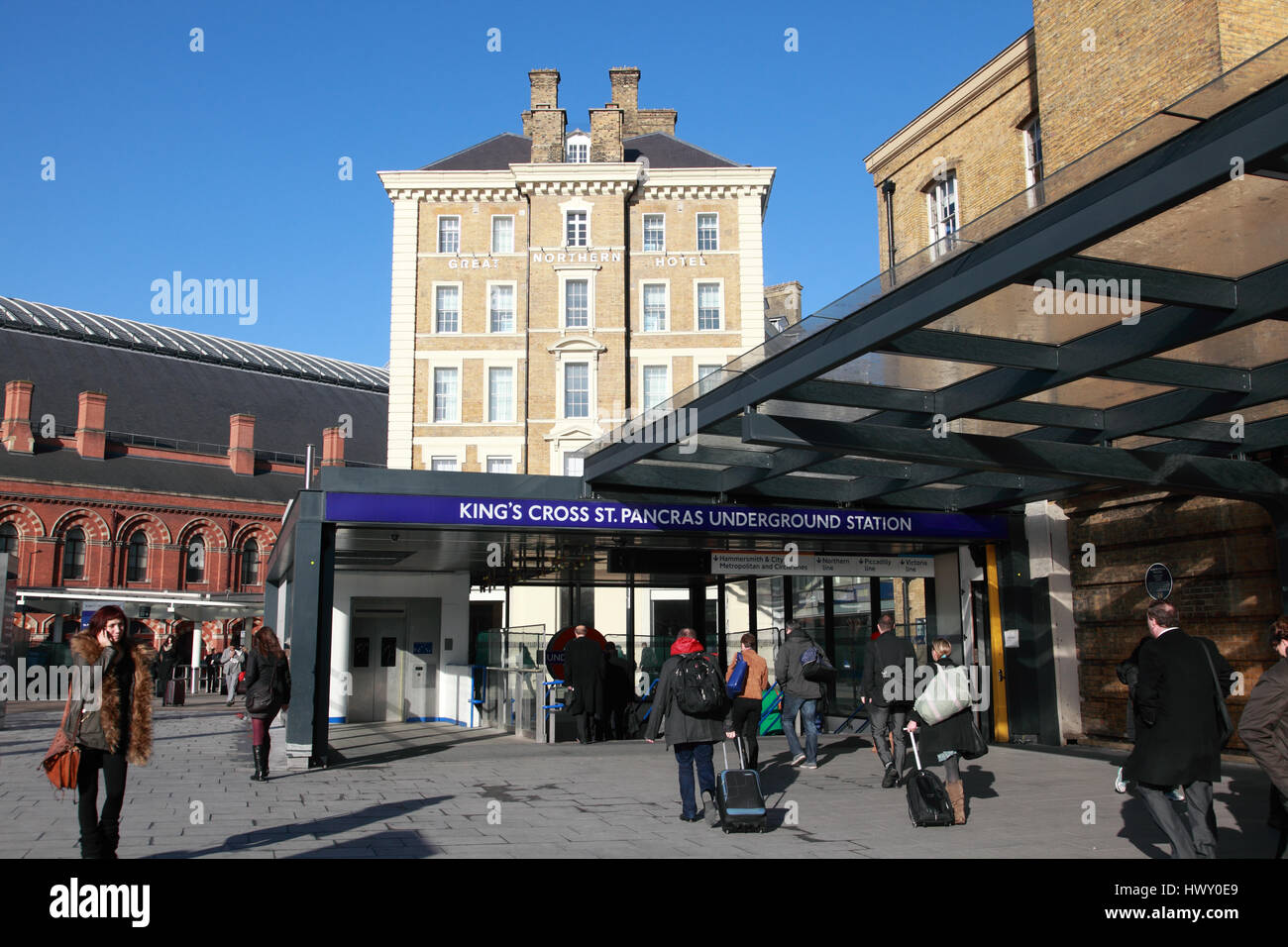 Der Eingang zum Kings Cross St. Pancras u-Bahn-Station vor dem Haupteingang zum Kings Cross station Stockfoto