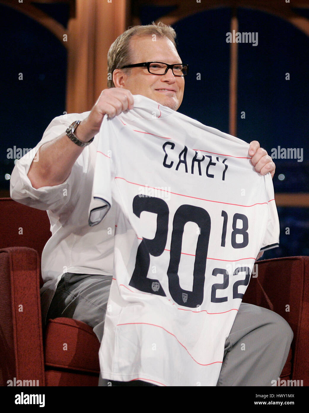 Drew Carey, zeigt links, seine Fußball-Trikot während ein Segment der 'Late Late Show with Craig Ferguson"bei CBS Television City in Los Angeles, Kalifornien am 10. September 2009. Foto von Francis Specker Stockfoto