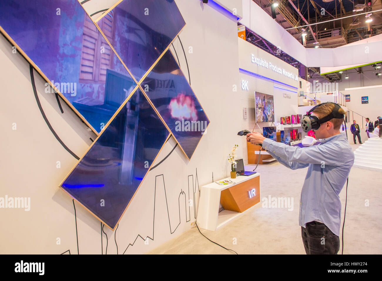 LAS VEGAS - JAN 08: Virtual-Reality-Demonstration an der Vivitar Stand auf der CES in Las Vegas auf Anzeigen 8. Januar 2017, CES ist die weltweit führende c Stockfoto