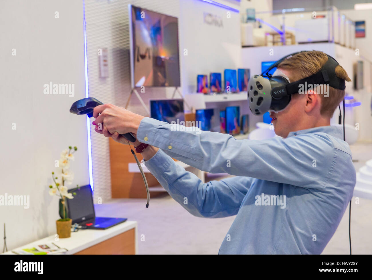 LAS VEGAS - JAN 08: Virtual-Reality-Demonstration an der Vivitar Stand auf der CES in Las Vegas auf Anzeigen 8. Januar 2017, CES ist die weltweit führende c Stockfoto