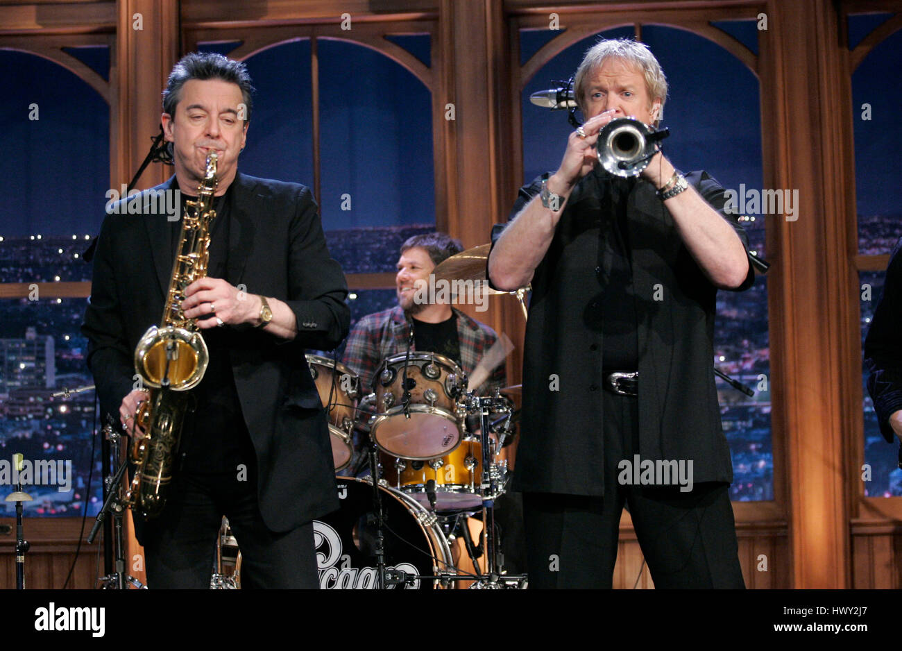 Die Band Chicago, mit Mitgliedern Robert Lamm auf Lead-Gesang und Keyboard, Bill Champlain an der Gitarre, Jason Scheff am Bass, Keith Howland auf Gitarre, James Pankow an der Posaune, Walt Parazaider auf Holzblasinstrumente, Tris Imboden am Schlagzeug und Lee Loughnane an der Trompete, führen während ein Segment der "The Late Late Show with Craig Ferguson" bei CBS Television City in Los Angeles, Kalifornien , am 9. März 2009. Foto von Francis Specker Stockfoto