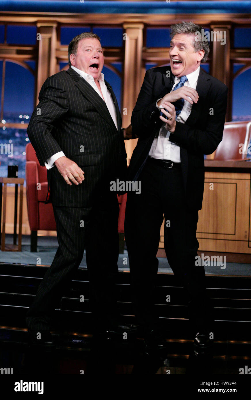 Schauspieler William Shatner, links, zeigt host Craig Ferguson wie er durch eine Dichtung in Hawaii während ein Segment der "The Late Late Show with Craig Ferguson" bei CBS Television City in Los Angeles am Mittwoch, 7. Januar 2009 angegriffen habe. Foto von Francis Specker Stockfoto