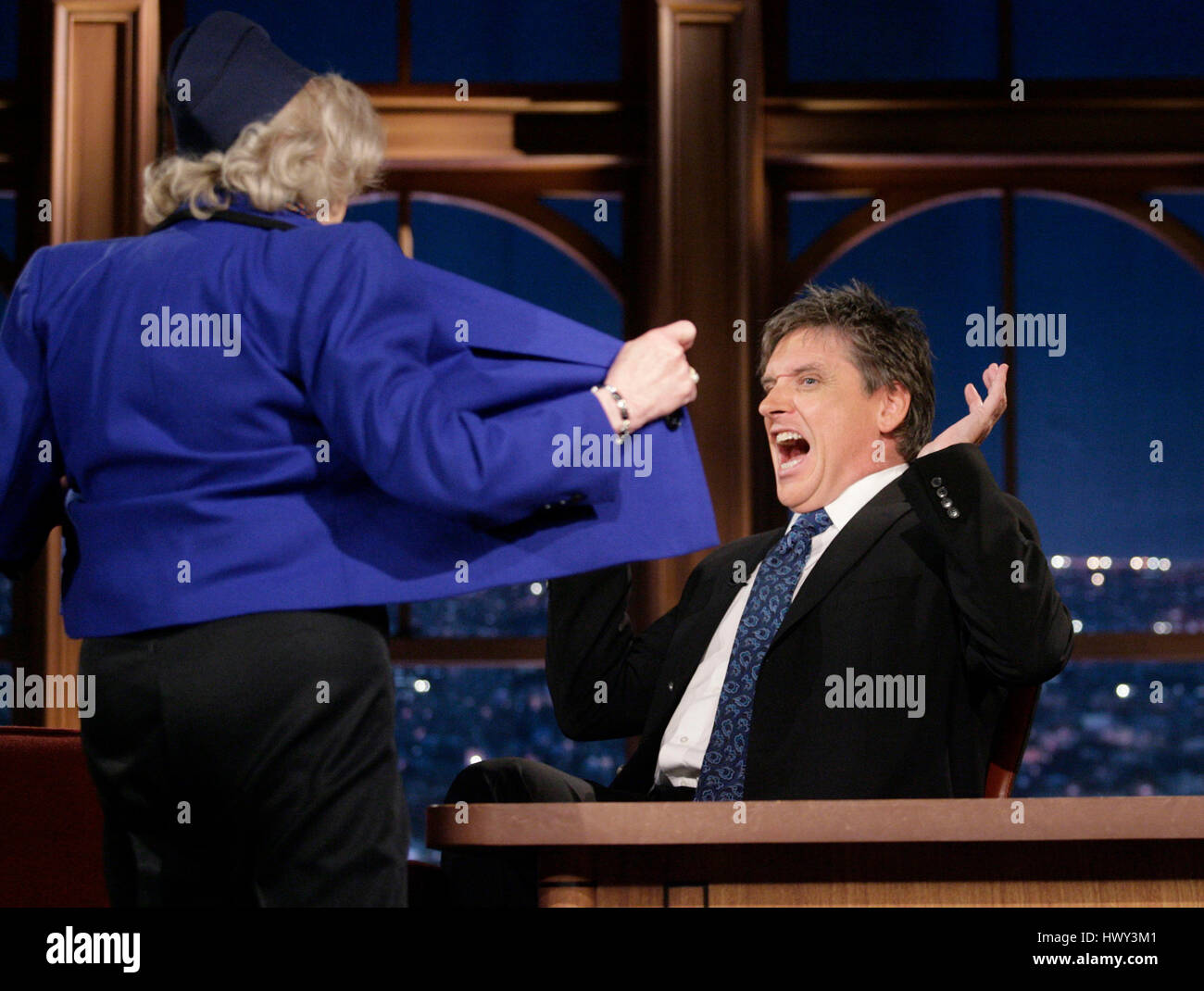 Betty White, links, Blitze host Craig Ferguson während ein Segment der 'The Late Late Show with Craig Ferguson"bei CBS Television City in Los Angeles auf Dienstag, 25. November 2008. Foto von Francis Specker Stockfoto