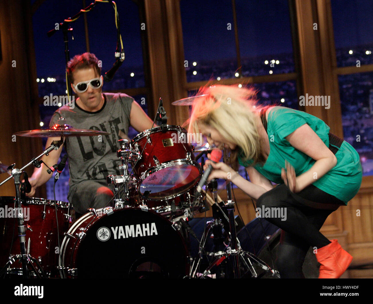 Die Ting Tings, Jules De Martino am Schlagzeug und Katie White auf Lead-Vocals, führen ihre "ist ledig, Not My Name" während ein Segment der 'The Late Late Show with Craig Ferguson"bei CBS Television City am 9. September 2008 in Los Angeles, Kalifornien. Foto von Francis Specker Stockfoto