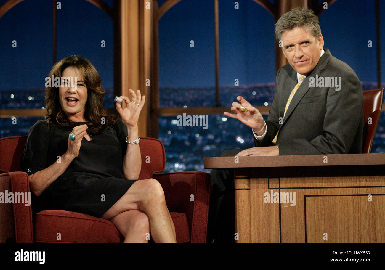 Schauspielerin Stockard Channing, links, hält einen Snack-Größe-Schokoriegel mit Host Craig Ferguson während ein Segment der "The Late Late Show with Craig Ferguson" bei CBS Television City am 11. Juni 2008 in Los Angeles, Kalifornien. Foto von Francis Specker Stockfoto