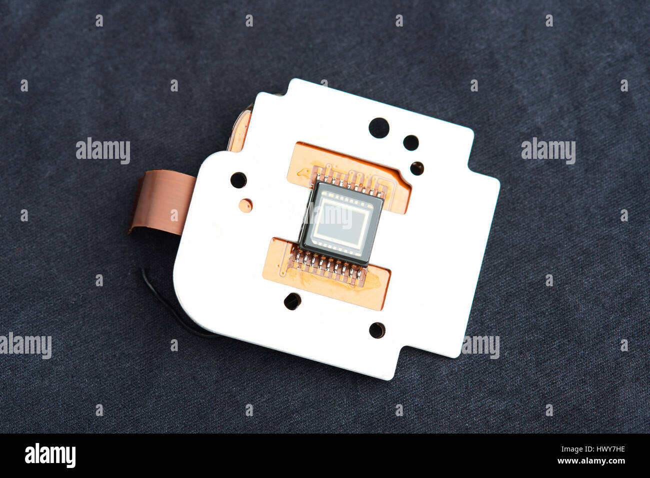 Nahaufnahme der Kamera-Sensor-Chip auf schwarzem Tuch Hintergrund Stockfoto