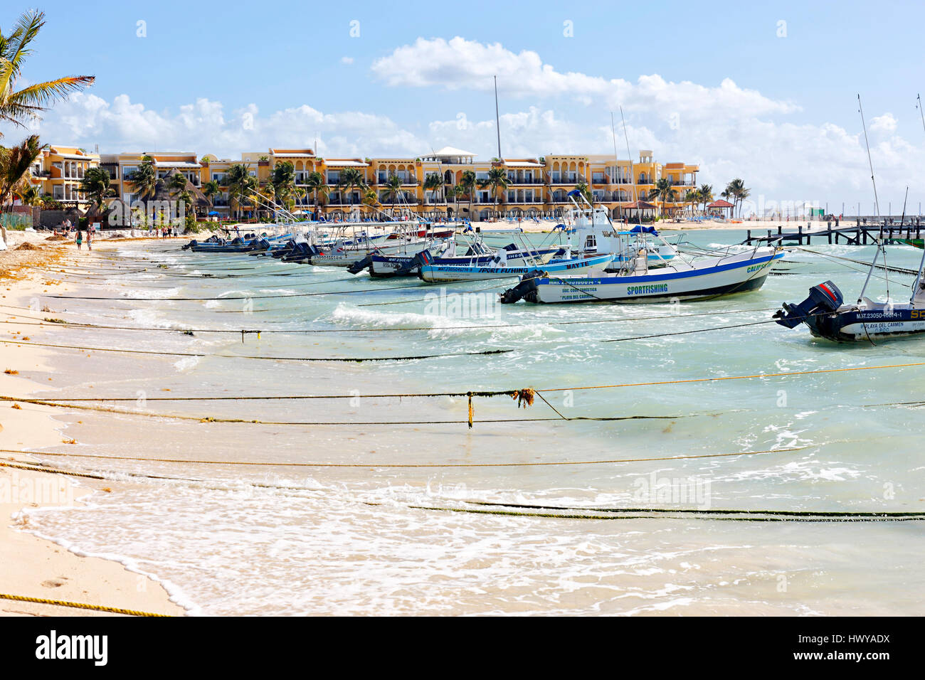 Angelboote/Fischerboote am Strand von Playa del Carmen in Mexiko. Hotel The Royal Playa del Carmen auf der Rückseite. Stockfoto