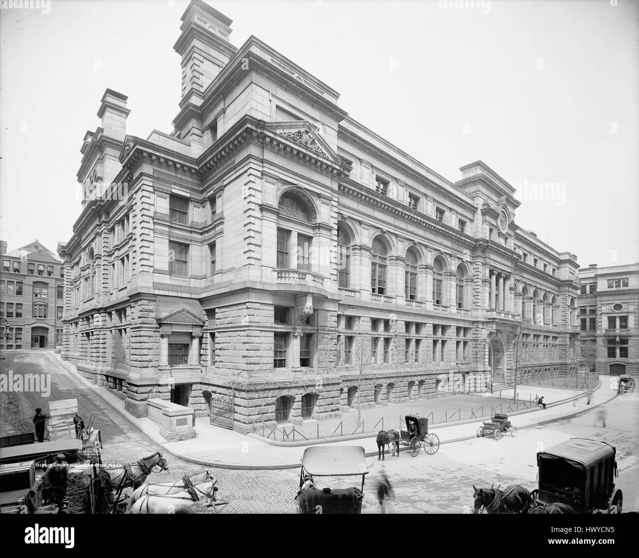 Dieses Foto von 1906 eines Gerichtsgebäudes in Boston zeigt den architektonischen Stil und das Design öffentlicher Gebäude aus dem frühen 20. Jahrhundert in den Vereinigten Staaten. Das Foto zeigt die Grandiosität und die klassischen Elemente der Struktur. Stockfoto