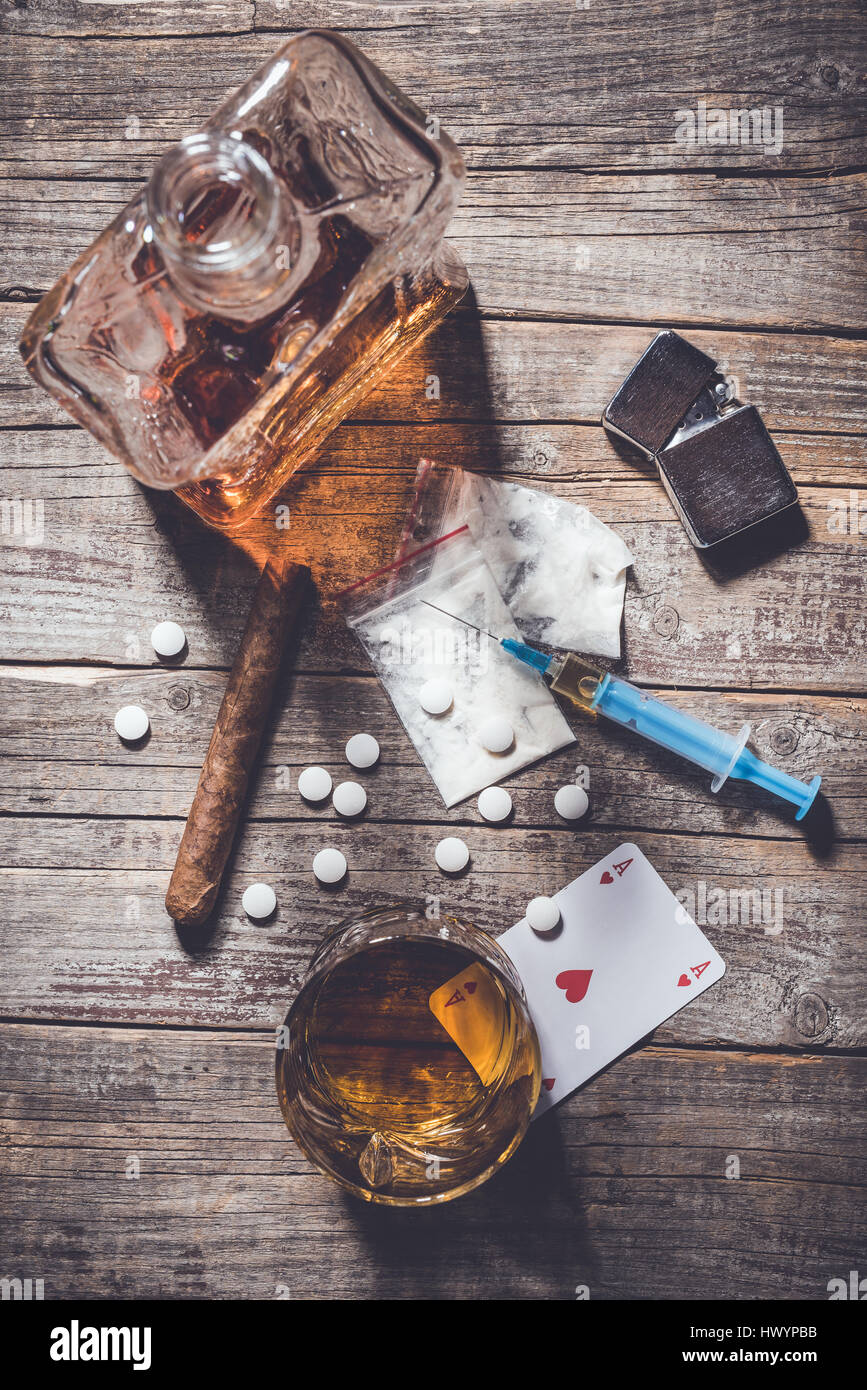 Harten Drogen und Alkohol auf einem alten Holztisch Stockfoto