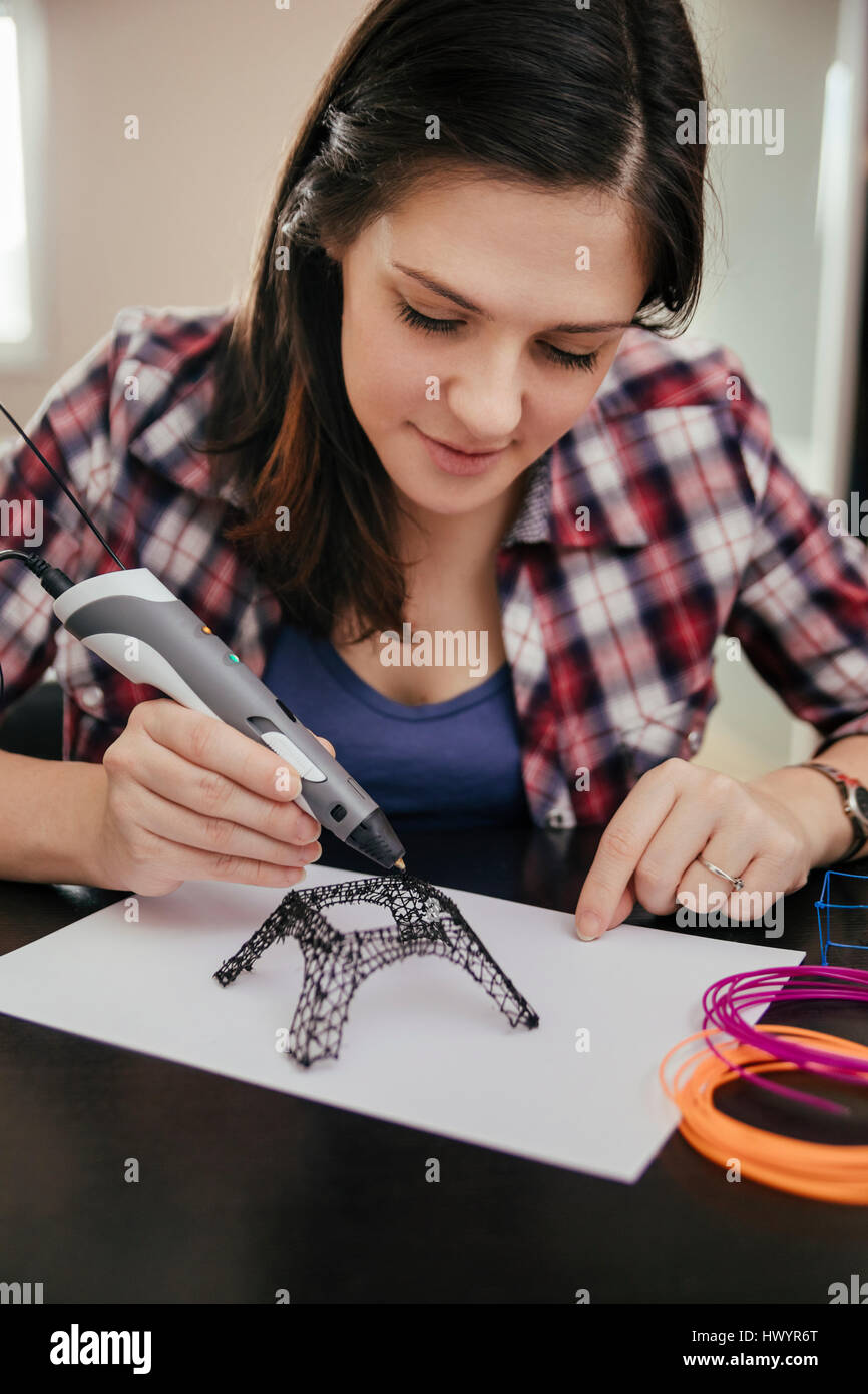 Junge Frau zeichnen Eiffelturm mit 3D Stift Stockfoto