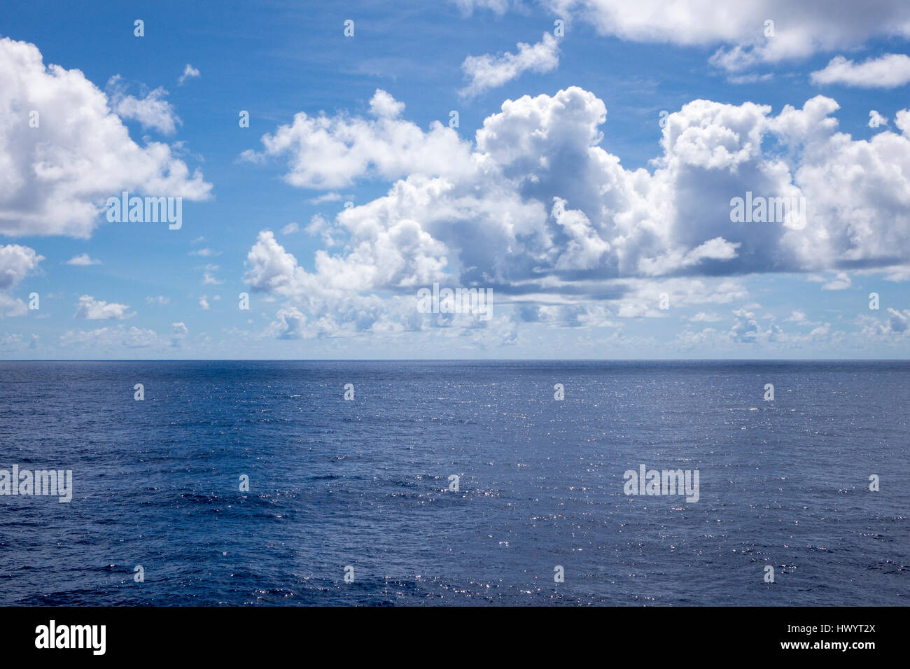 Blauer Himmel, Wolken und ruhigen Wasser auf hoher See mit Horizont Stockfoto