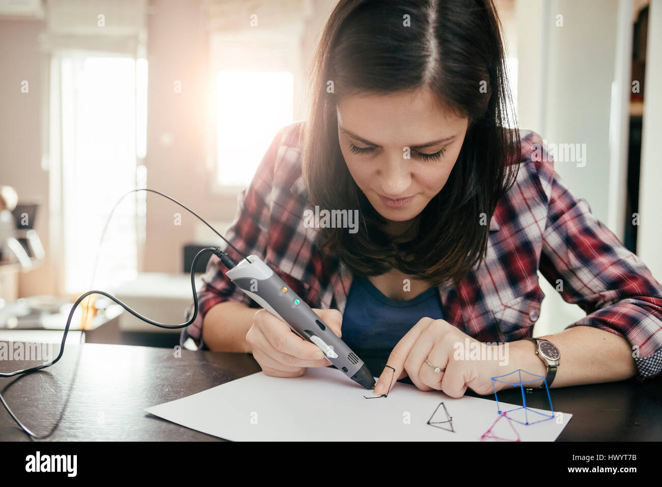 Junge Frau mit 3D Stift zeichnen Stockfoto