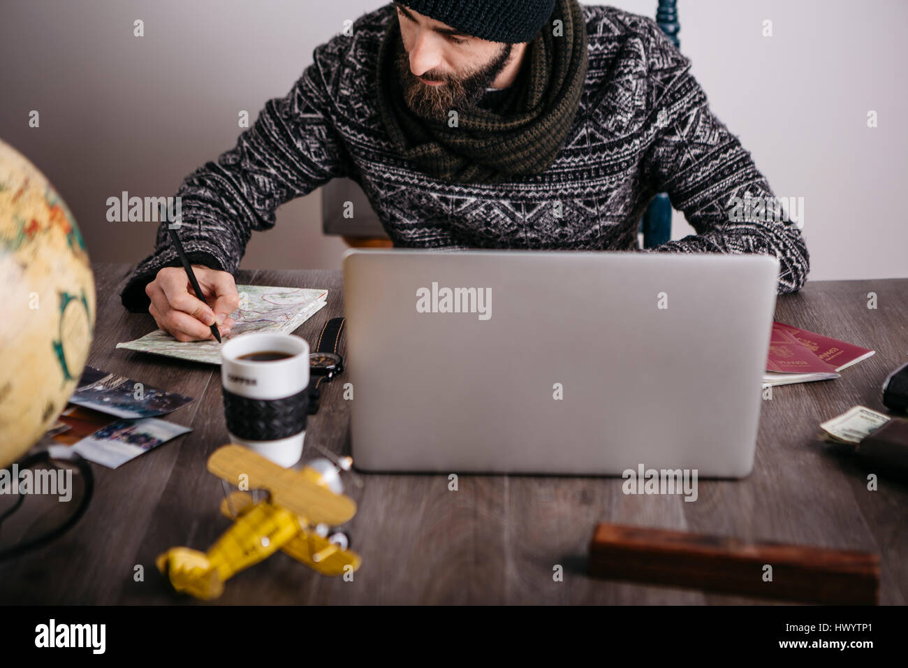 Mann mit Laptop eine Reise planen und Karte Stockfoto