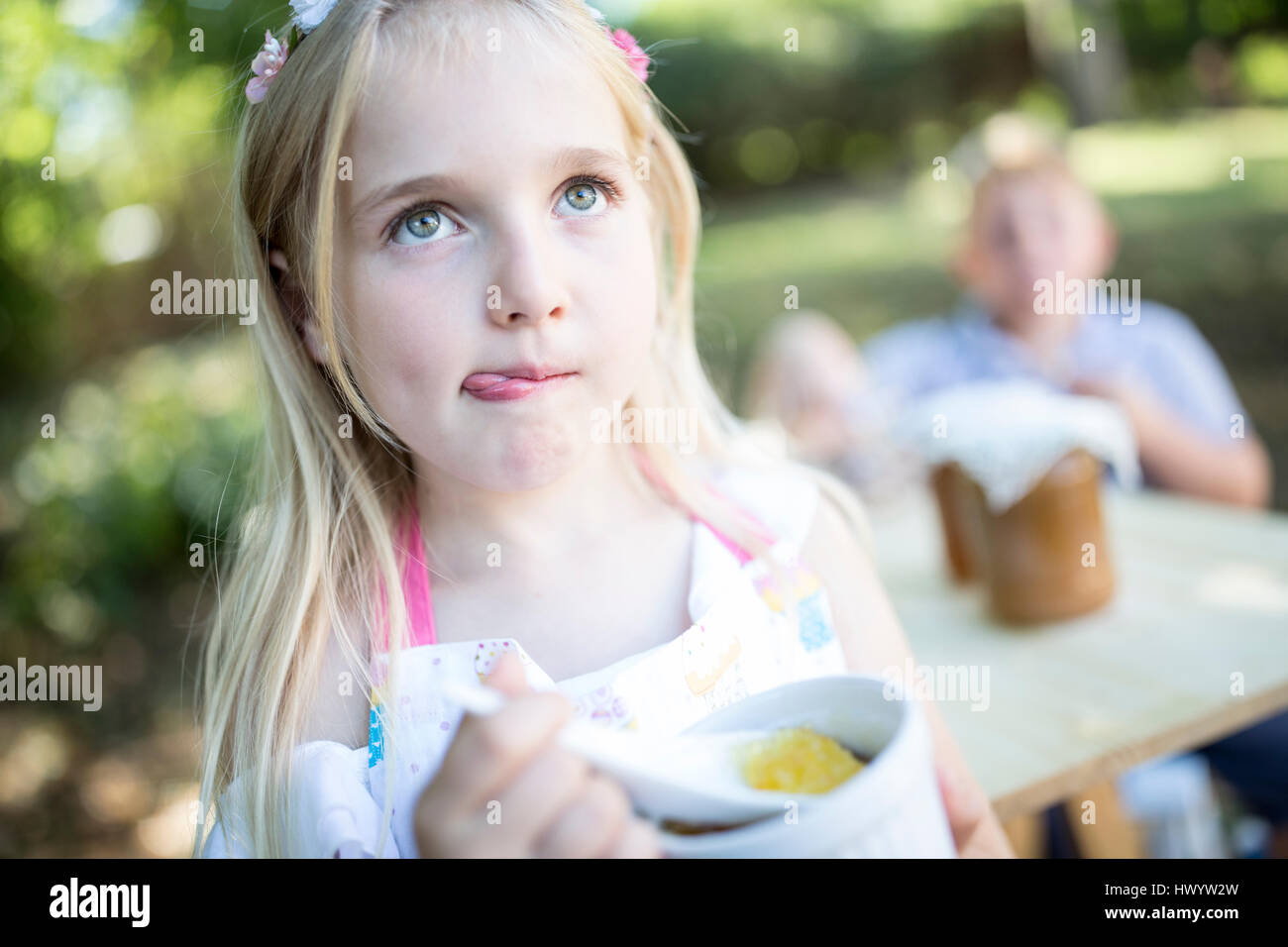 Mädchen im Freien zu essen Gelee Stockfoto